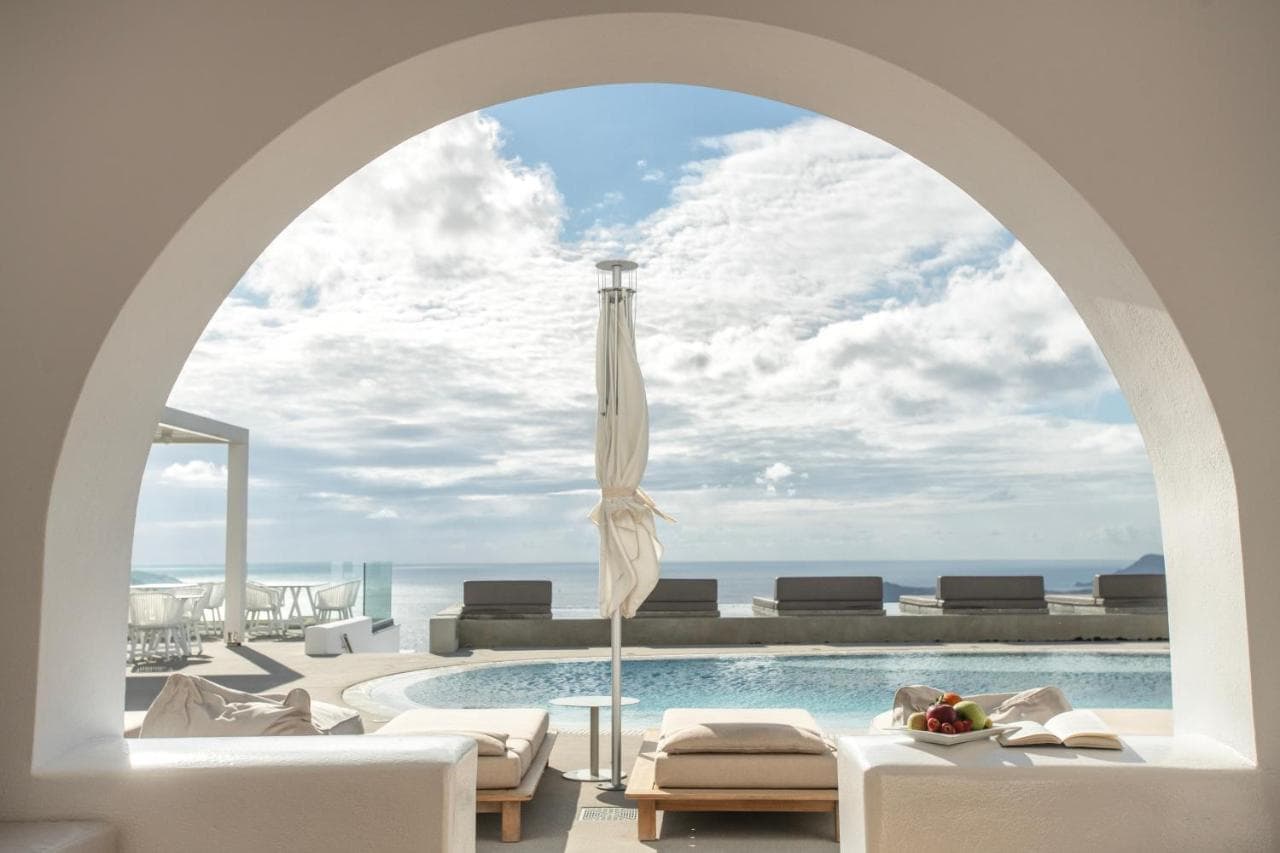 Lilium Hotel Santorini view 4